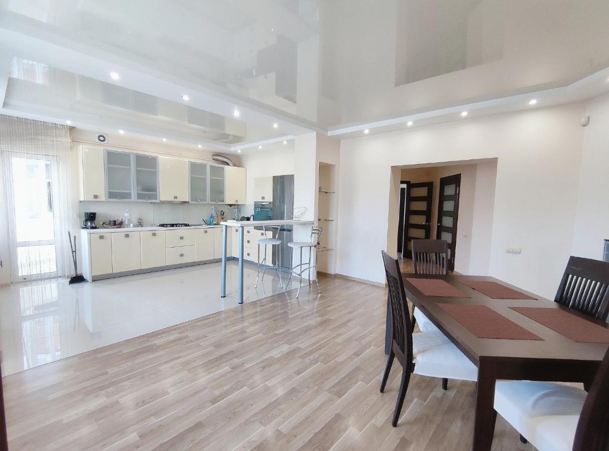 Apartment Positive Lviv Extérieur photo